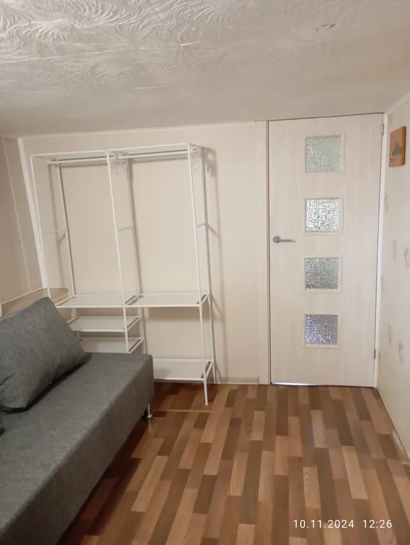 Благоустроенный дом на берегу с баней и катером