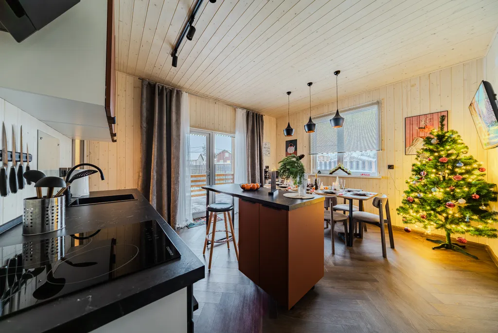 Новый дом с большим столом, кинотеатром, баней