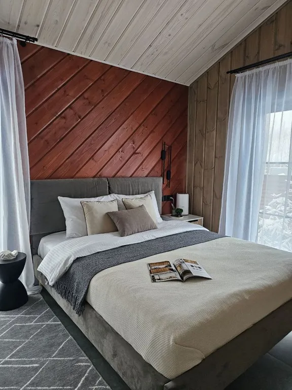 Дизайнерский панорамный дом с сауной в хвойном лесу