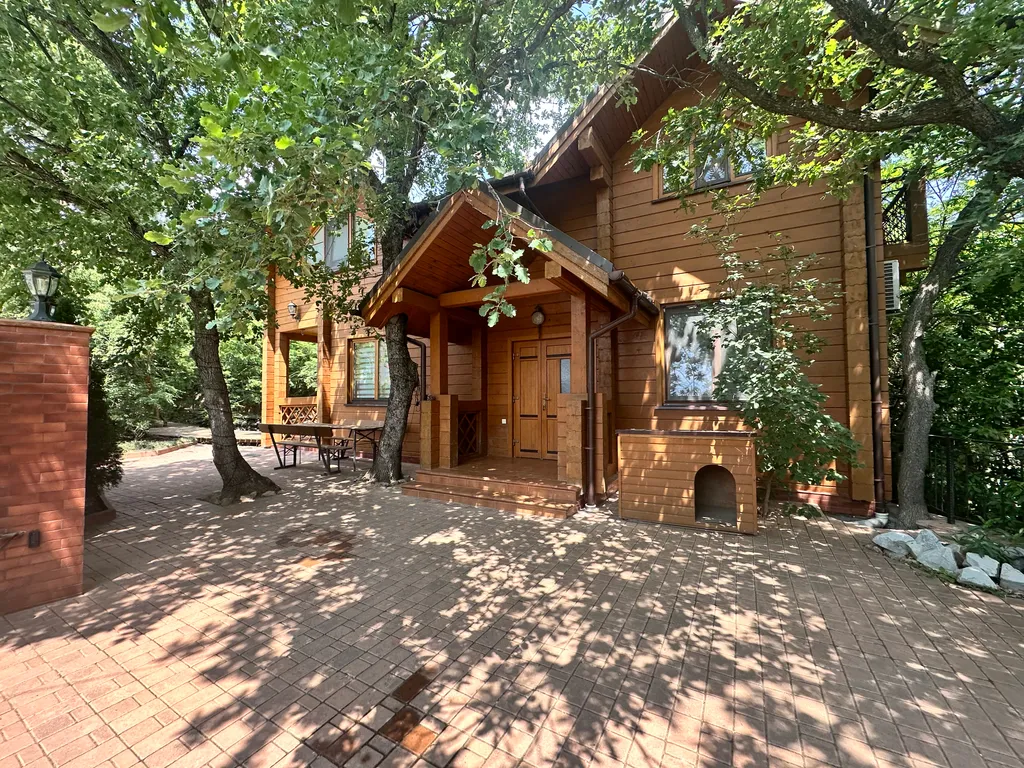 Деревянный дом с приватной территорией