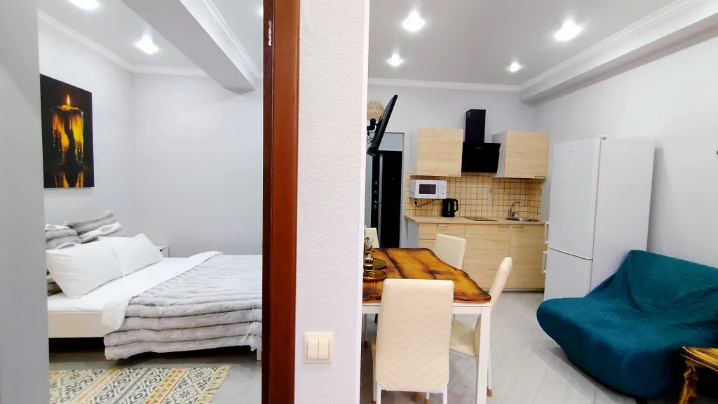 Идеально расположенный комфортный апартамент со спальней. Большие окна