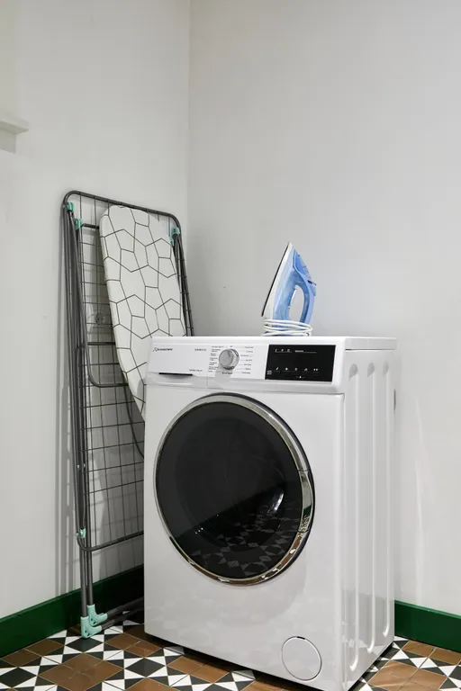 Просторный коттедж с 4 спальнями, камином и террасой