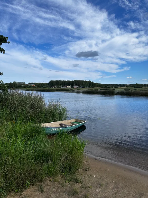 Дом на берегу реки с баней