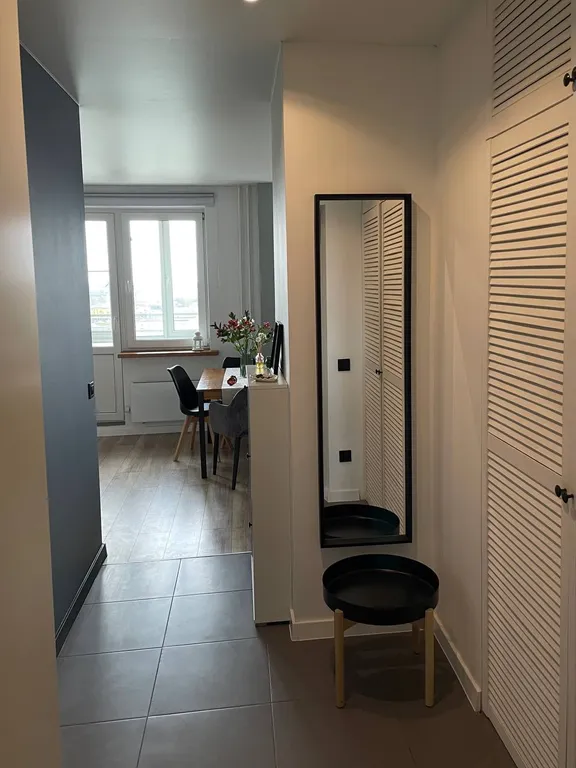 Стильная студия с красивым видом из окна