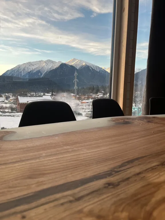 Коттедж с панорамными окнами и видом на горы