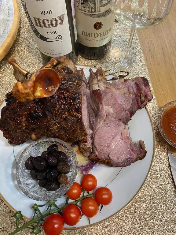 Домик с панорамными окнами и беседкой