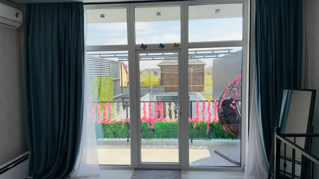 Шикарный дом с бассейном на берегу