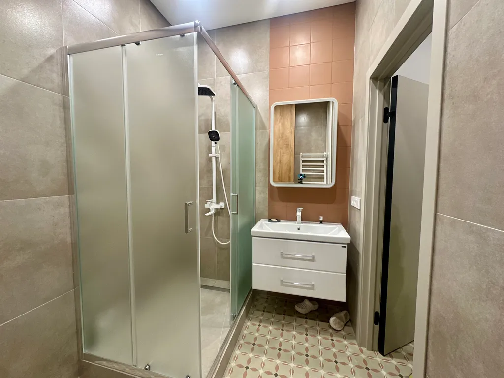 Умная квартира с дизайнерским ремонтом и тёплой парковой