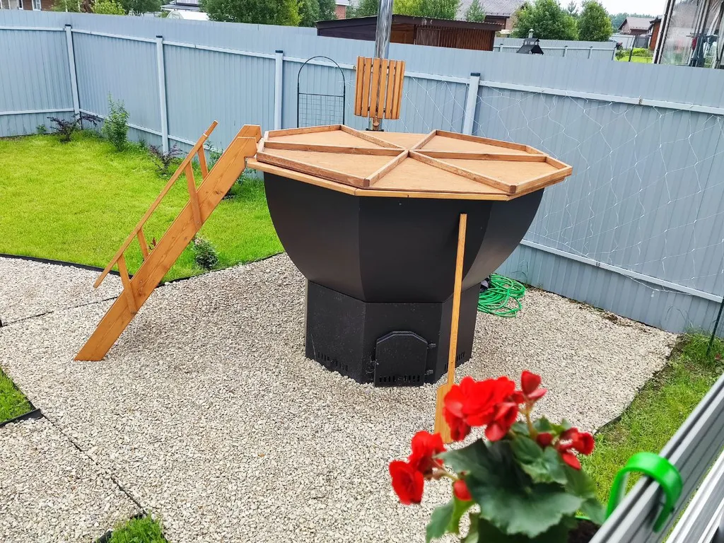 Новый стильный дом в окружении леса