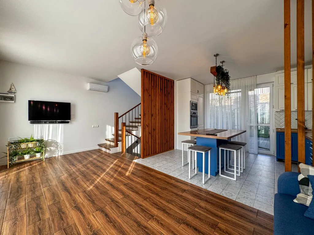 Коттедж Таунхаус с дизайнерским ремонтом и террасой — аренда посуточно в Адлер