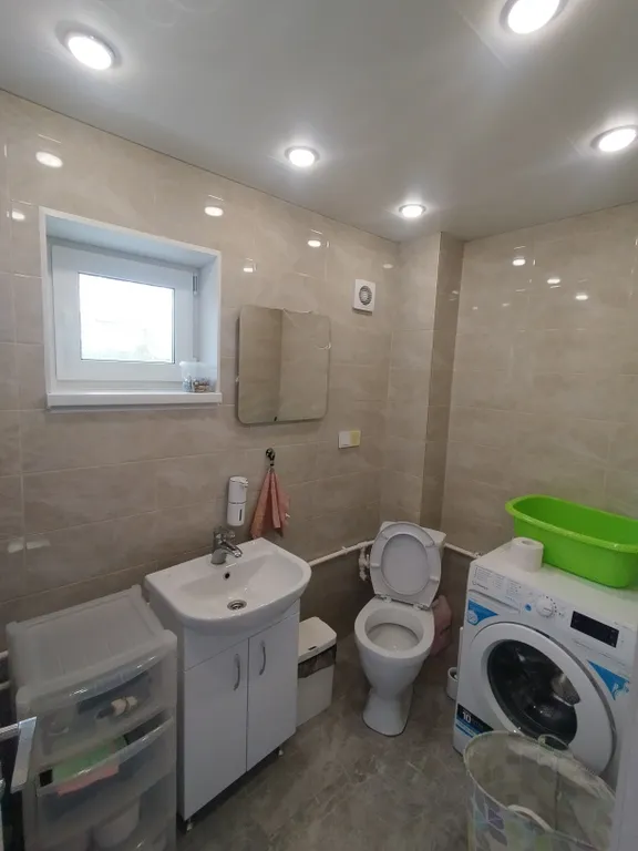 Уютный дом с беседкой на берегу озера