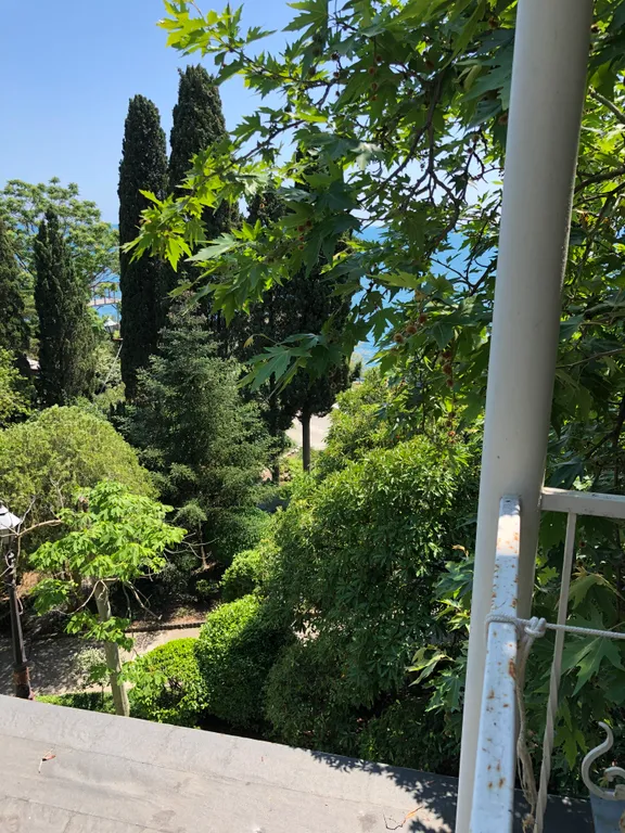 Дом на берегу моря в Ялте со своим двориком