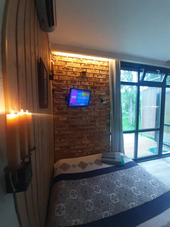 Уютный домик у реки