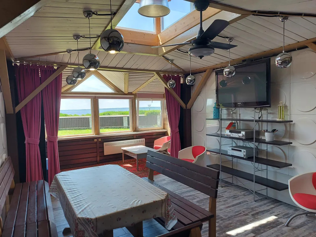 Уютный семейный коттедж с прекрасным видом на озеро Дривяты