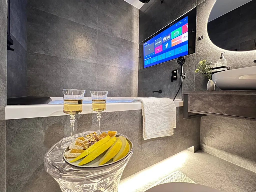 Уникальная cтудия с мини-бассейном на двоиx