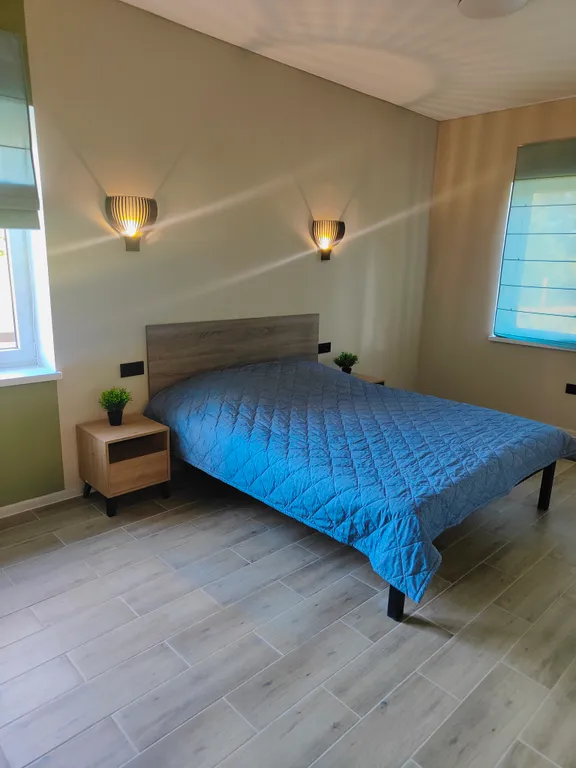 Уютный дом на берегу живописного озера