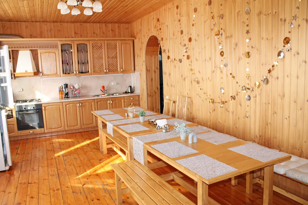 Двухэтажный дом за городом