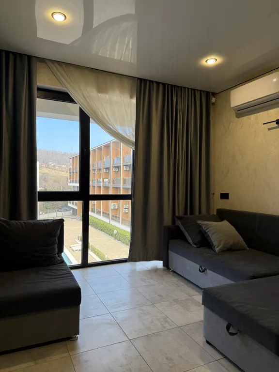 Квартира Студия с панорамными окнами и видом во двор — аренда посуточно в Вардане