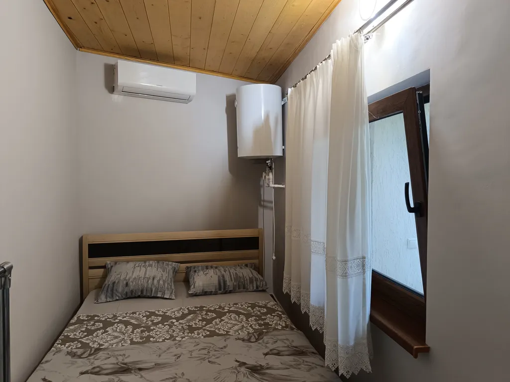 Домик для двоих, утопающий в зелени