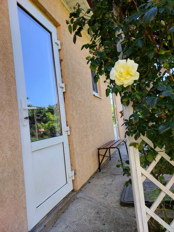 Уютный дом с видом на сад