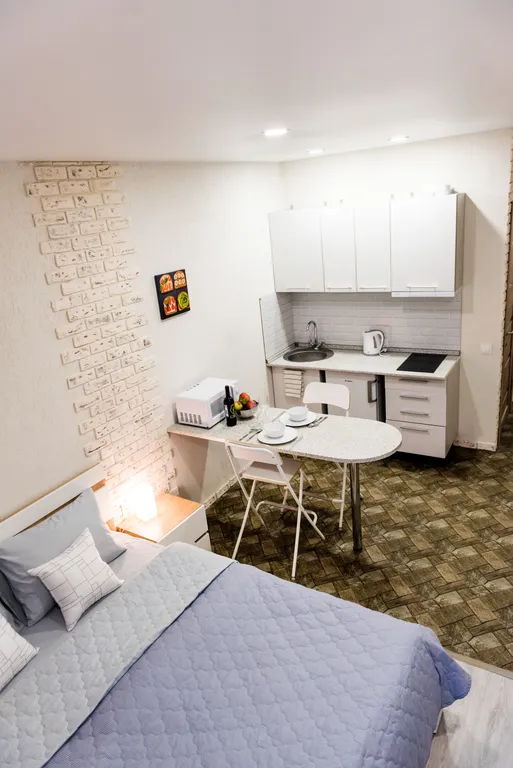 Уютная студия в центре города в стиле лофт с балконом