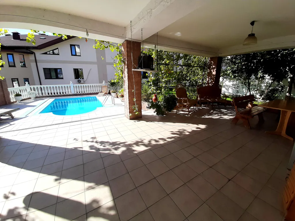 Дом с бассейном недалеко от моря