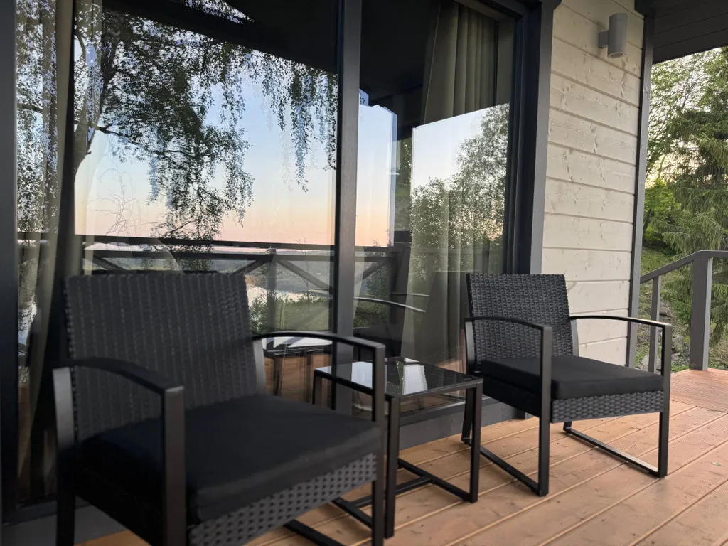 Дом проживание на вершине горы с видом на озеро, горы и лес