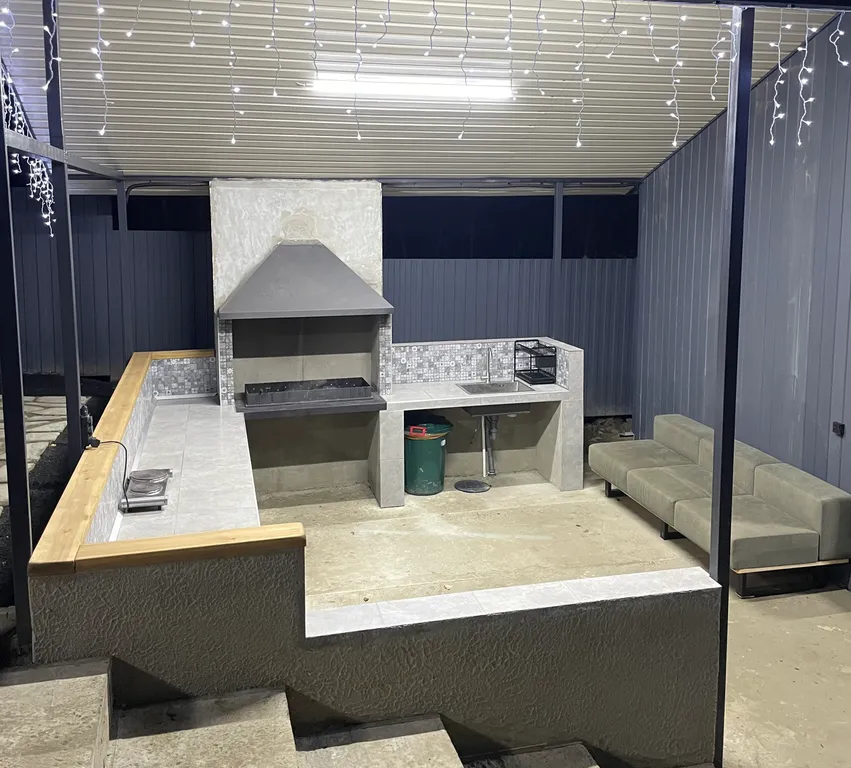 Уютный дом у горной реки