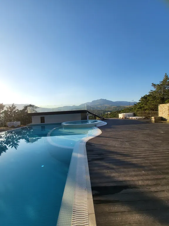 Видовая квартира с подогреваемым бассейном в ЖК Лучистое