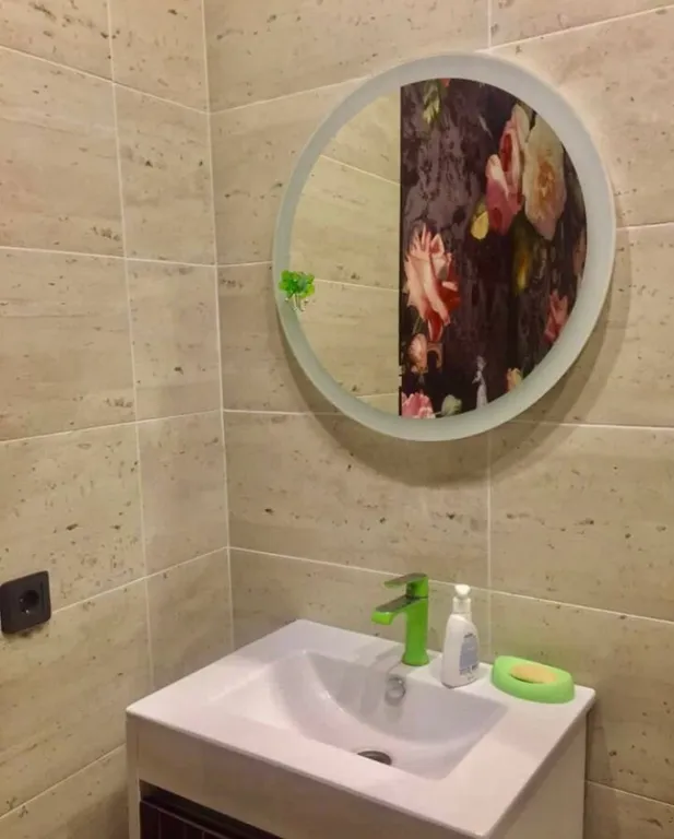 Усадебный дом с видом на реку, берег с мостками и рыбной ловлей