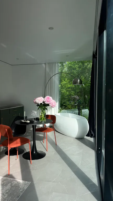 Домик с панорамной ванной в лесу