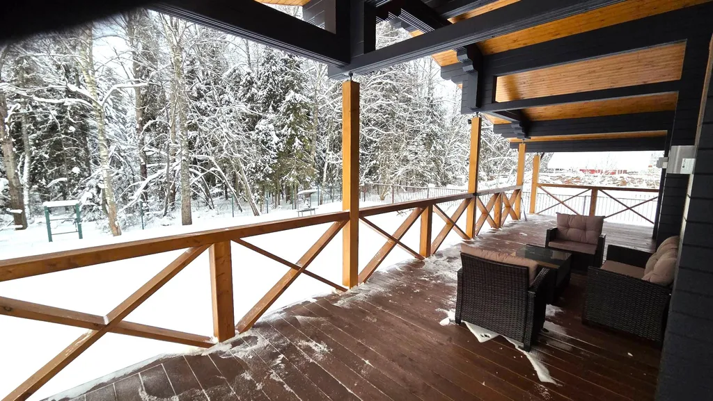 Дом у озера в лесу