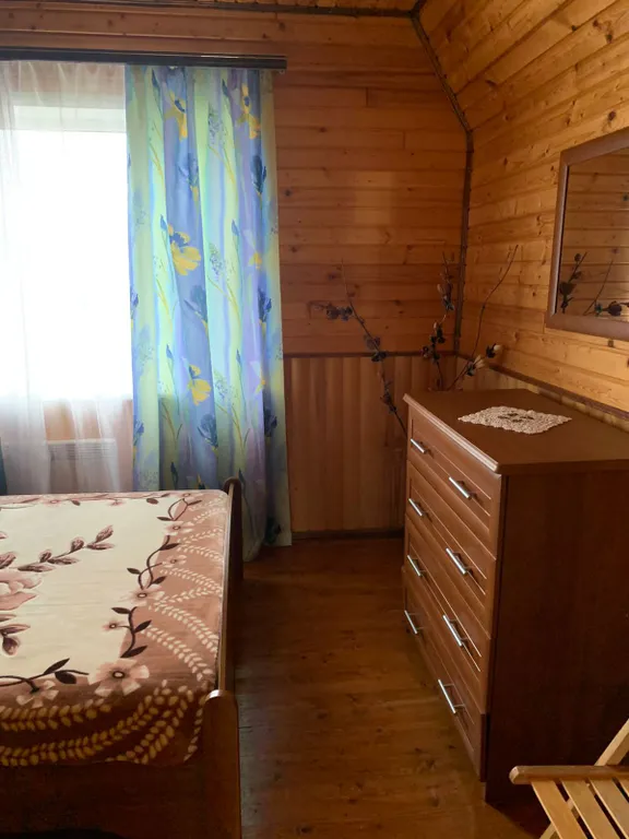 Дом с детской площадкой и видом на озеро