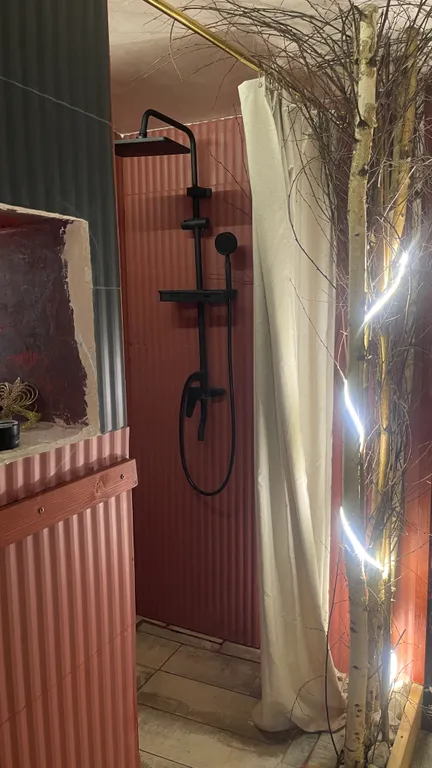 Арт-баня дюпло возле реки в окружении реликтового леса