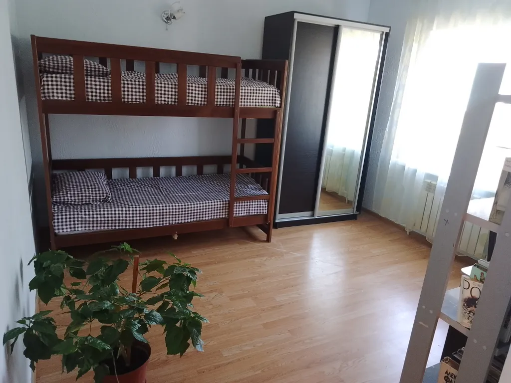 Уютный дом в пригороде с видом на море