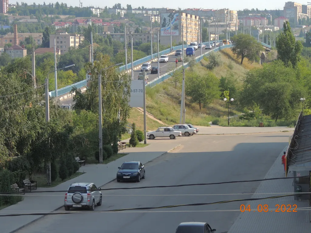 Уютно, возле набережной, вид на реку Волга