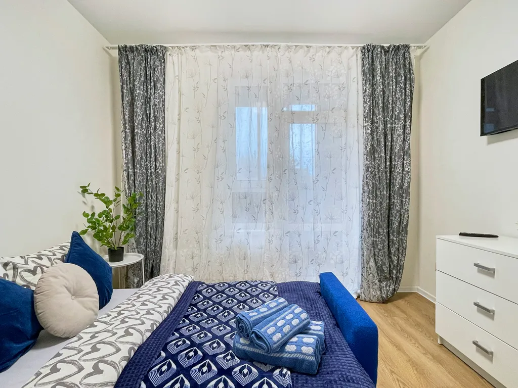 Уютная светлая трешка кухня отдельно, 2 балкона