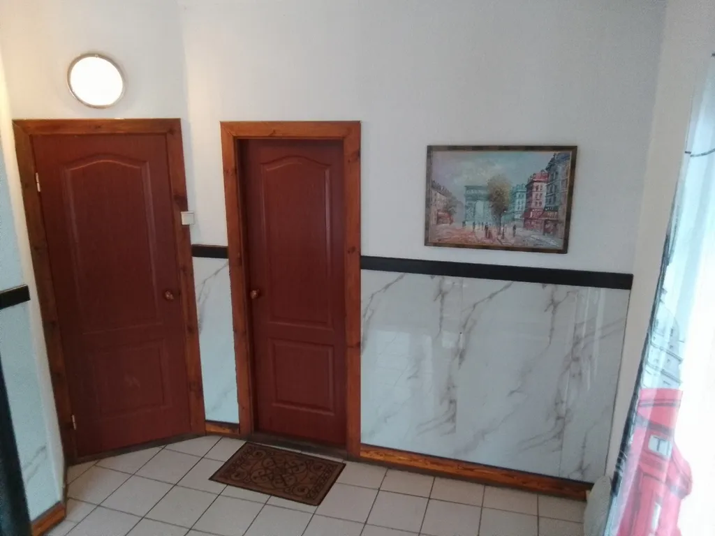 Коттедж на берегу пруда с бассейном