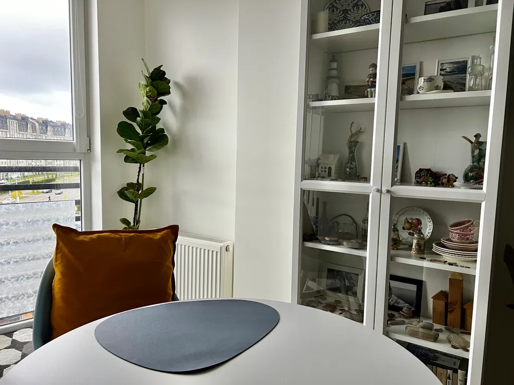 Современная уютная квартира около моря