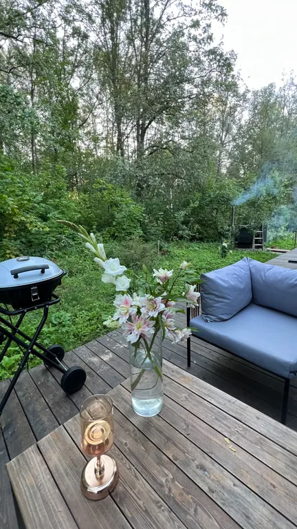 Премиальный дом с дизайнерским камином на дровах в лесу