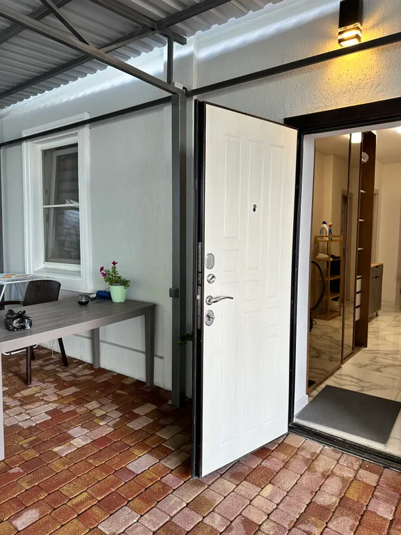 Уютный новый дом в центре города с бассейном