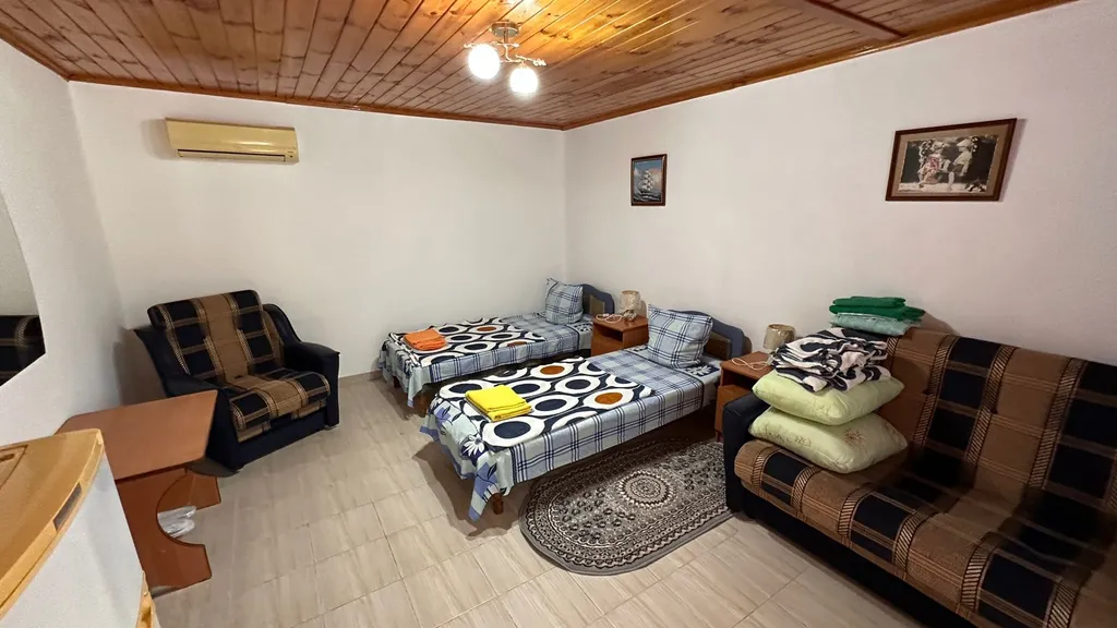 Квартира Большая благоустроенная комната с террасой — аренда посуточно в Голубицкая