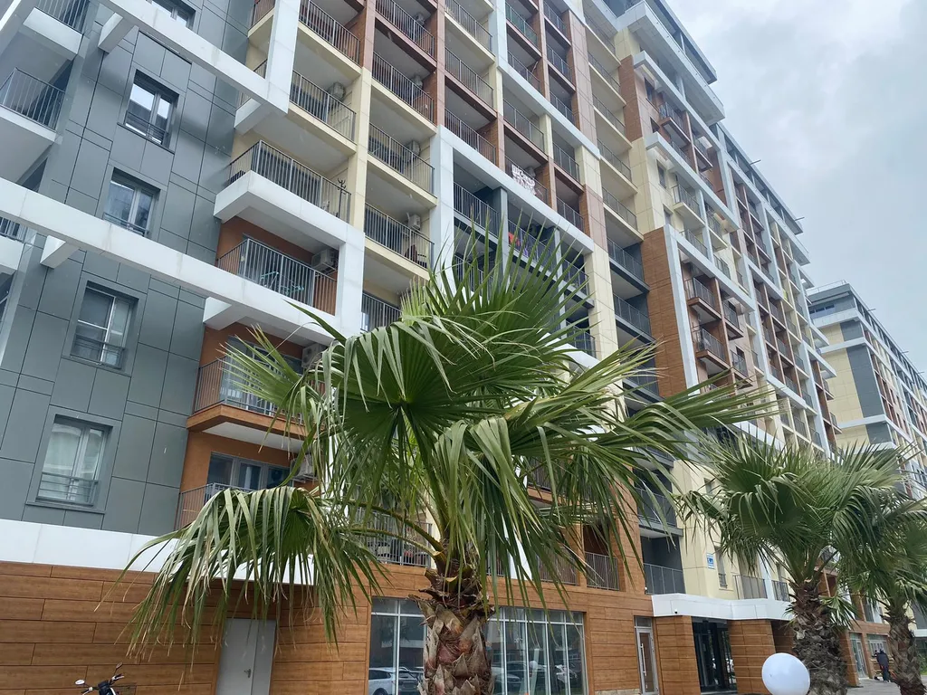 Студия с панорамными окнами и балконом на первой береговой линии