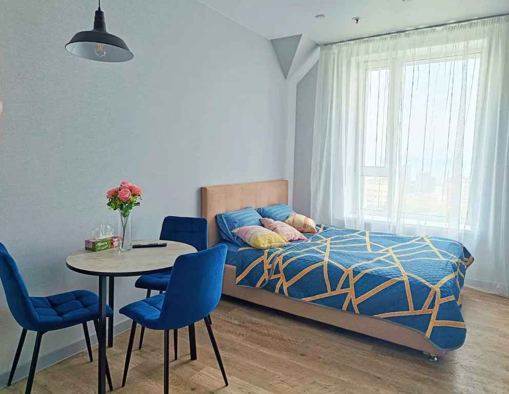 Новая студия в центре с видом на море