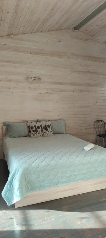 Современные студии на берегу реки