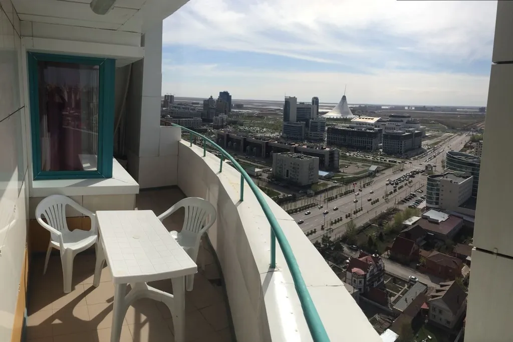 Шикарные апартаменты с видом на город и ванной на балконе