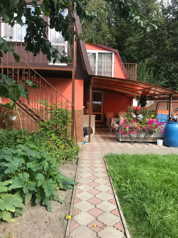 Дом в саду с баней и бассейном летом