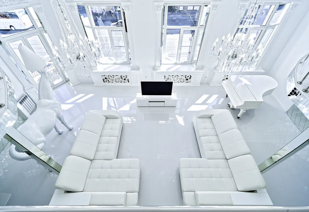 Белые двухъярусные апартаменты с балконом и видом на Невский проспект