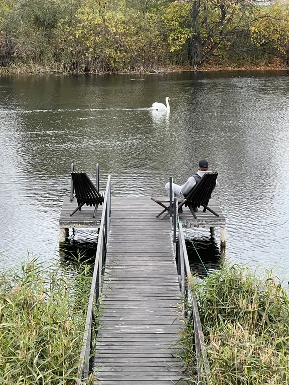 Теплый домик на берегу озера с баней и чаном