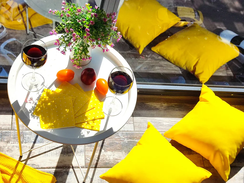 Квартира с балдахином, балконом с лаундж зоной для чая и кофе